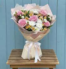 Букет цветов из:  Гвоздики, Орхидеи и Розы в Юрюзани