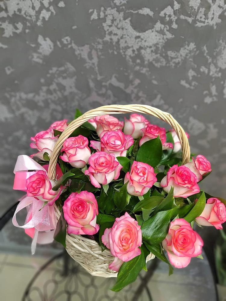 Цветочная композиция из Розы в корзине в Юрюзани