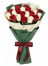 Букет Микс из красных и белых роз в Юрюзани