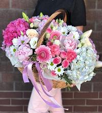 Композиция солнечный день в Юрюзани Цветочная композиция из Розы, Хризантемы, Пионы и Лизиантусы в корзине в Юрюзани