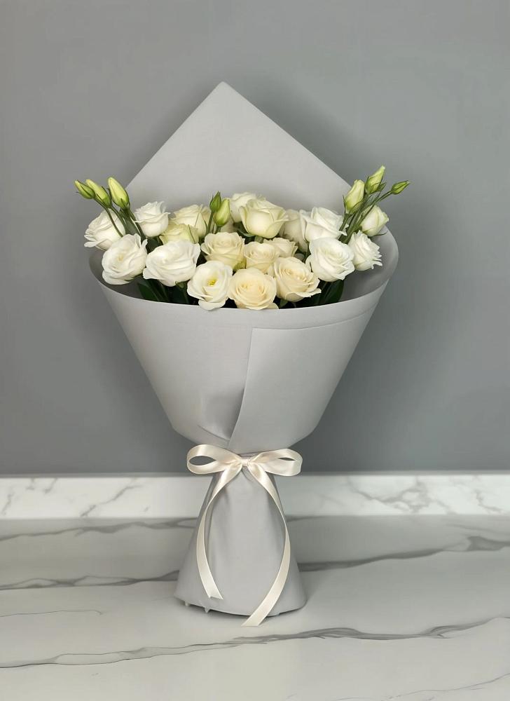 Букет цветов из: Розы и Лизиантусы в Юрюзани