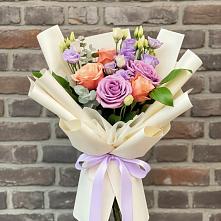 Букет цветов из:  Лизиантусы и Розы в Юрюзани