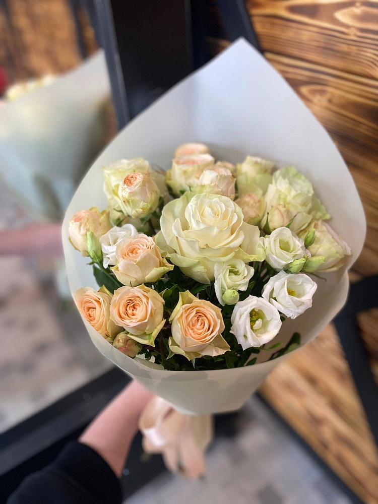 Букет цветов из: Розы и Лизиантусы в Юрюзани